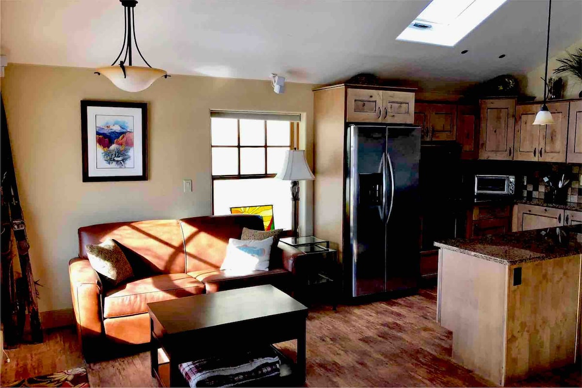 Drita e butë e diellit derdhet në kabinën e Bubbibel nga të gjitha drejtimet. Kopshti i rrethuar me kedra të strehon nga trafiku i këmbësorëve që ecën përgjatë rrugës. 