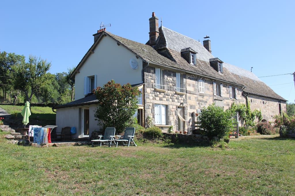 La petite maison, au premier plan, est mitoyenne de la maison familiale et de l'ancienne ferme.