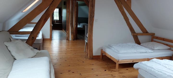 Dormitorio altillo  2 camas individuales +  1 cama doble