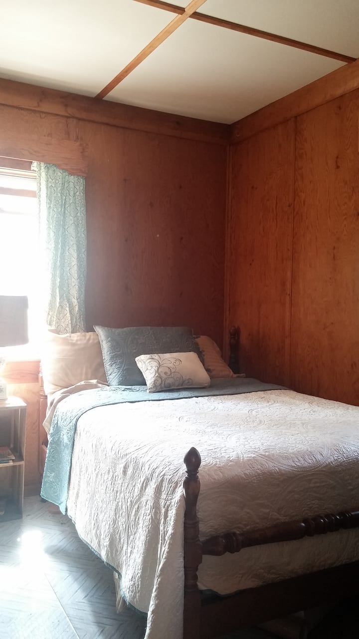 מיטה זוגית בחדר השינה