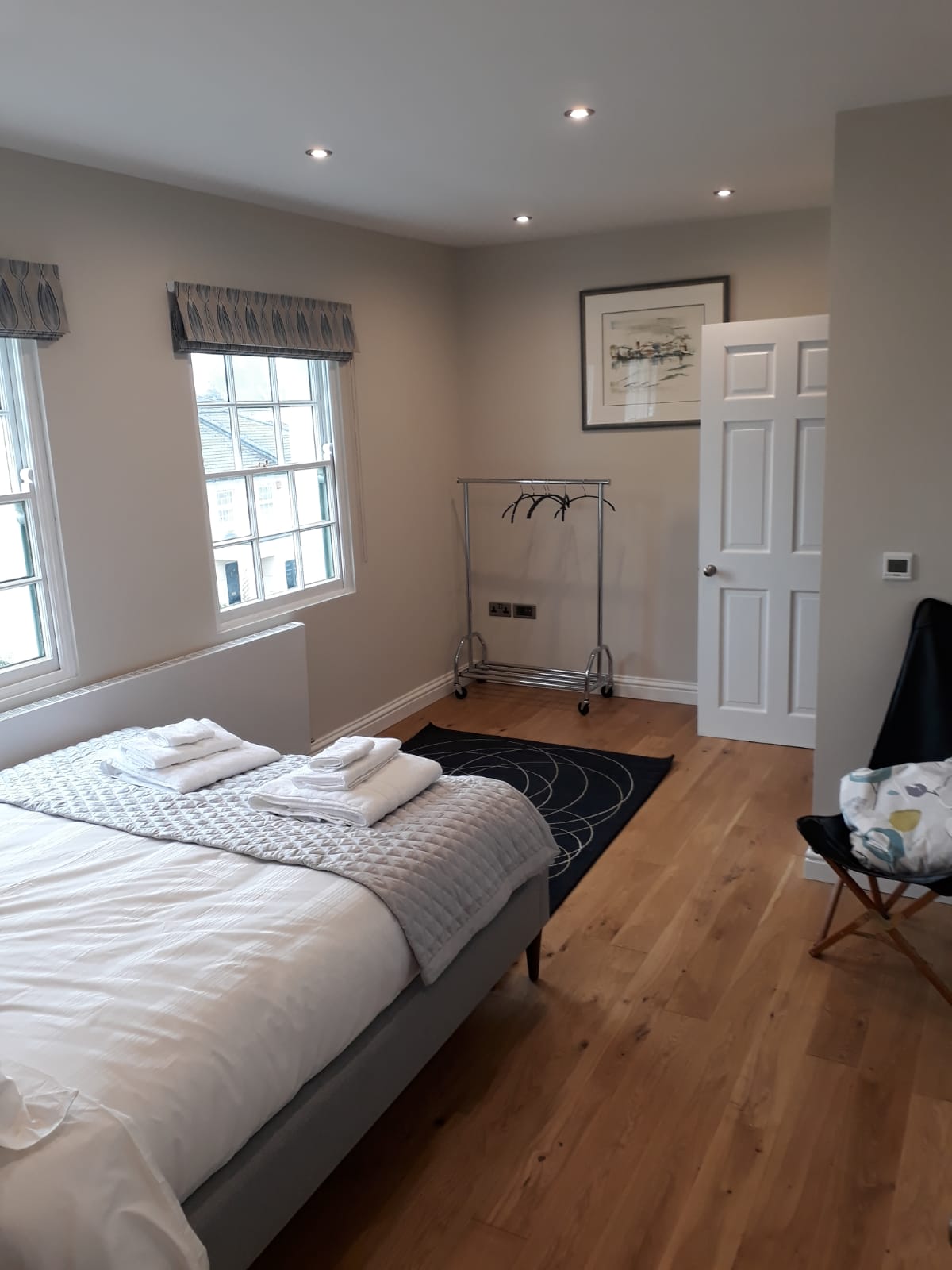 Მეორე საძინებელი დიდი ზომის საწოლითა და კომპლექტით (სურათზე არ არის)