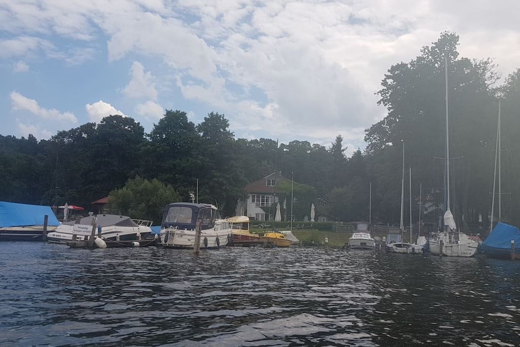 "Das Landhaus " lecker Essen direkt am Wasser (ca.200m)