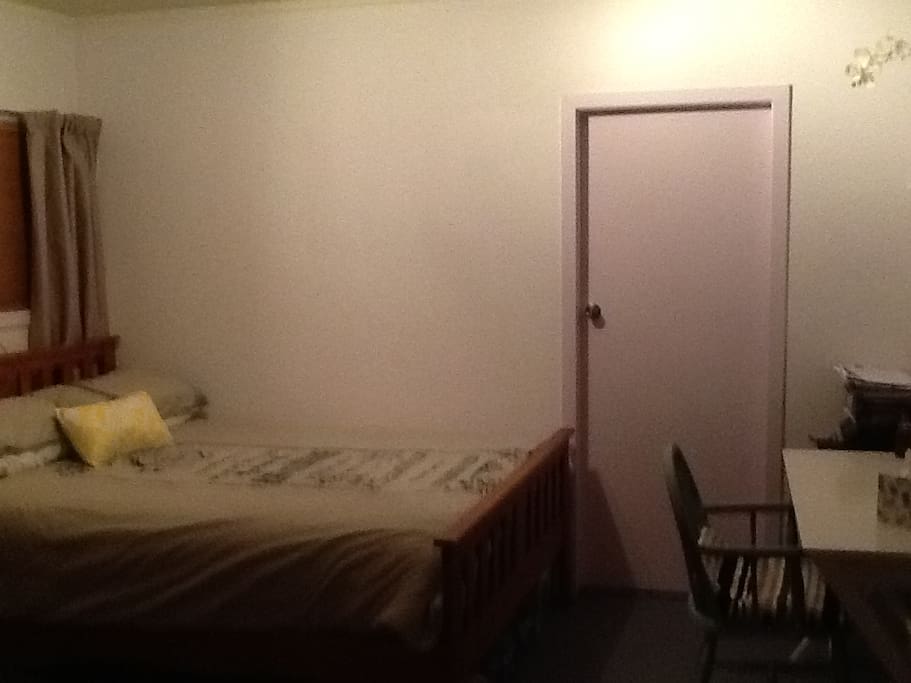 Queen bed & Study desk
