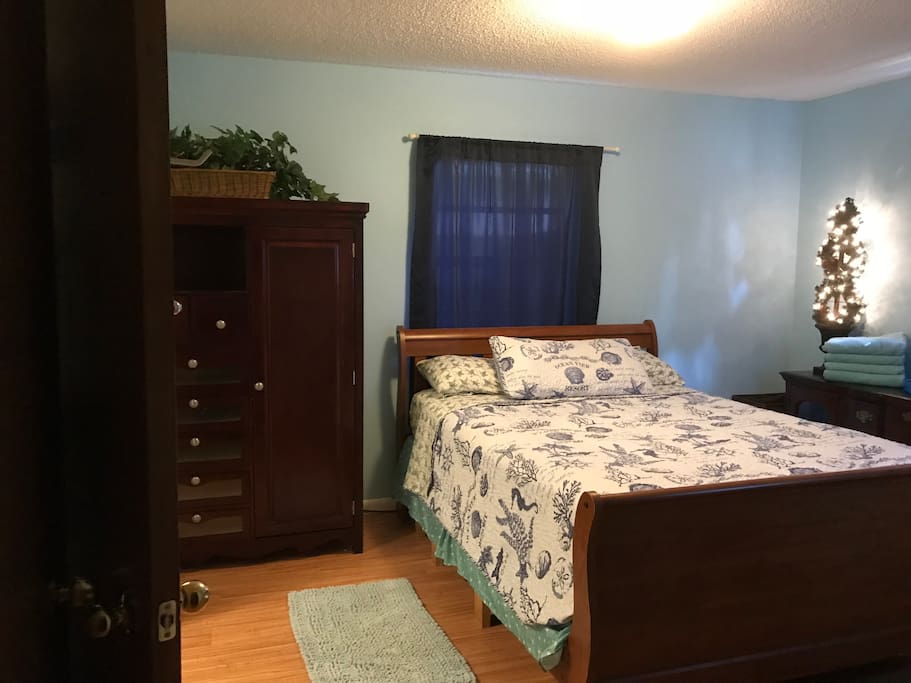 Queen Suite Bedroom West