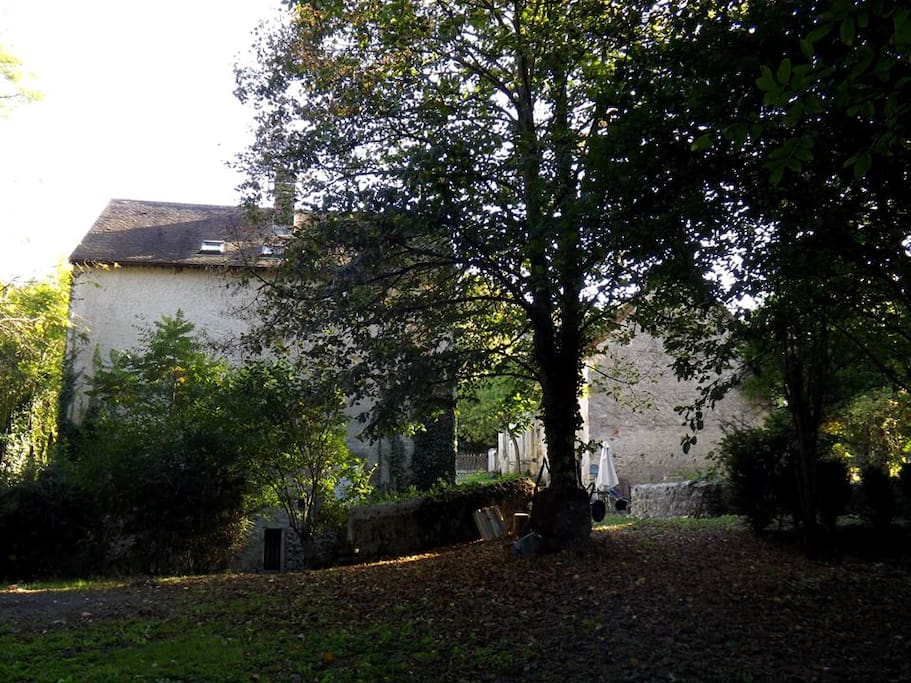 Vue du moulin et de sa longère depuis le parc