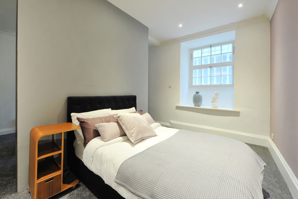 Kingsize bed with hotel style linen