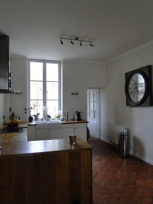 Pièce à vivre de 35m² comprenant une cousine ouverte une salle à manger