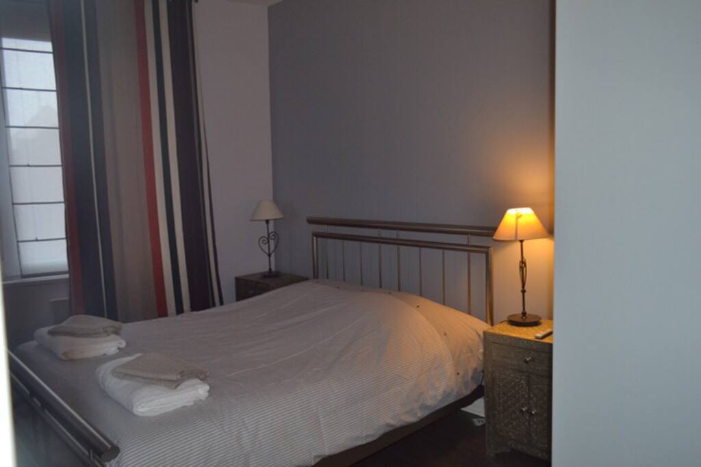 Chambre sur l'arrière du bâtiment, au calme, penderie, accès au salon par porte coulissante