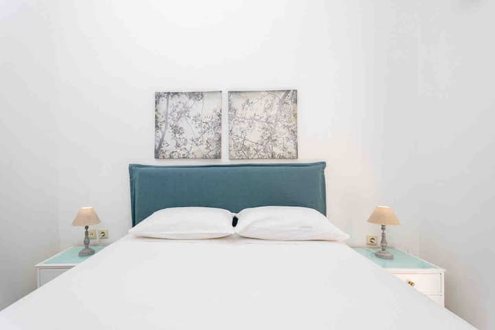Chambre 1 avec lit King Size 150x200, nouveau matelas haut de gamme acheté en juin 2023
