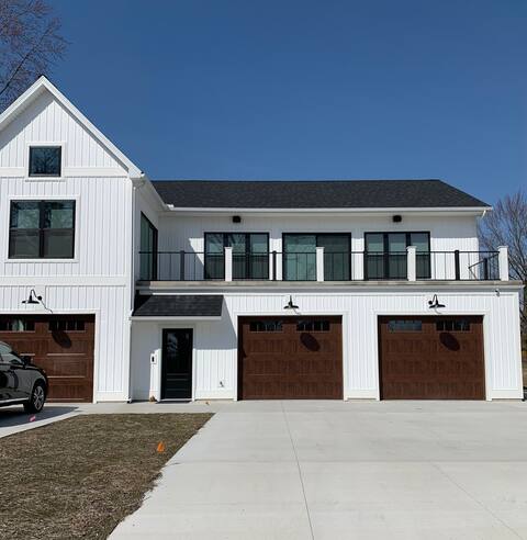 New home sleeps 10 w/ game room 2 baths, lake view