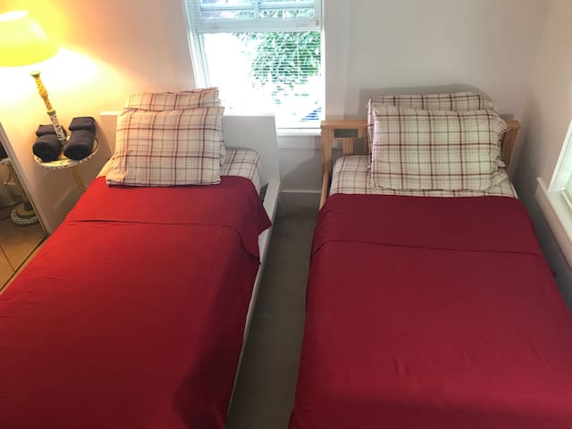 Cozy Bedroom 2 min walk to Green D line