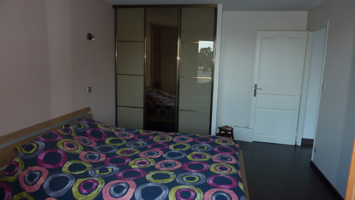 卧室配备160张床和壁式电视