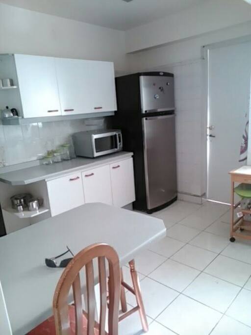 Amplia cocina, espacio común