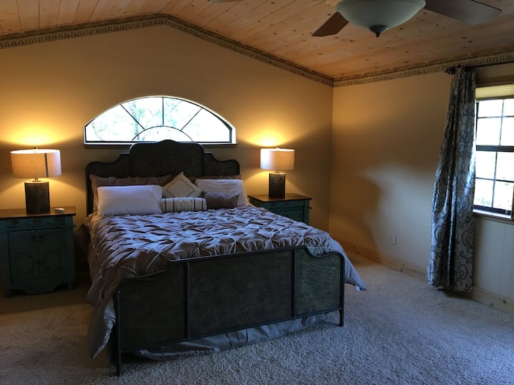 Dormitorio principal, estilo misión español con cama de cobre martillada Cal-King.