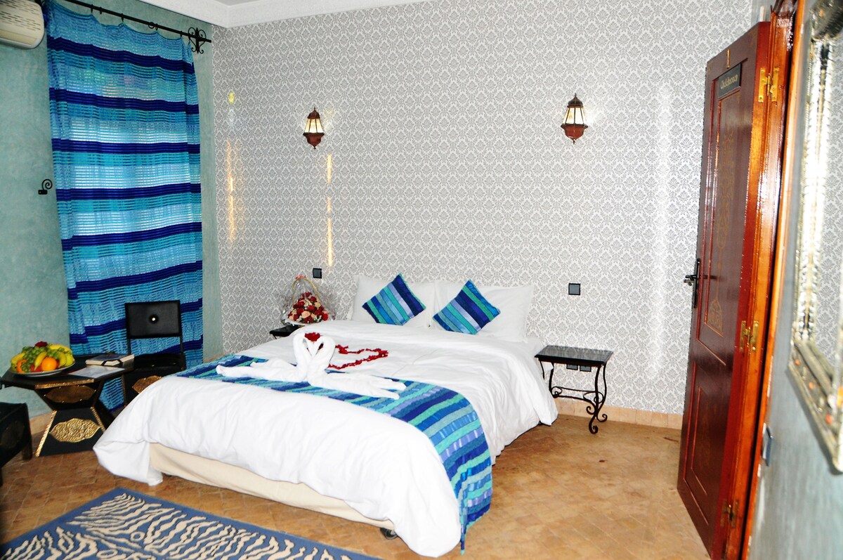 带独立浴室电视和起居区的双人房 