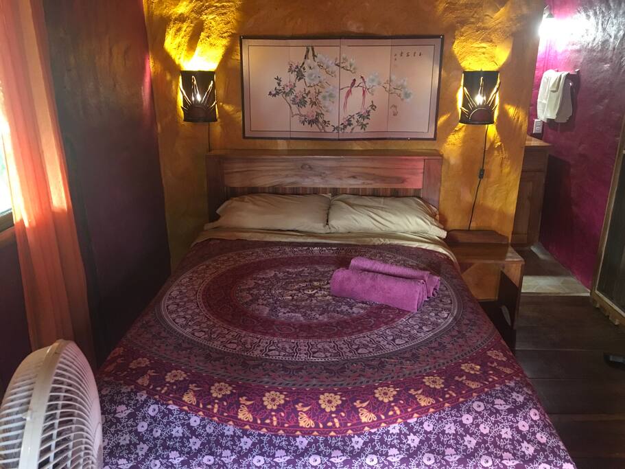 Enjoy this comfortable room with a view of the ocean and Vulcan Barú