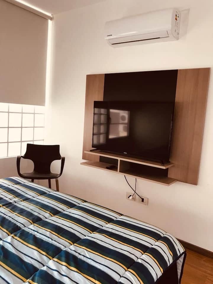 החדר עם מיטה זוגית מרווח ומואר מאוד, עם שני לוחות רחבים, אחד עם דלתות מראות. 32אינץ 'פלזמה ומיזוג אוויר קרים/חימום.