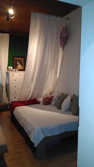 das Zimmer mit gemütlichen Bett