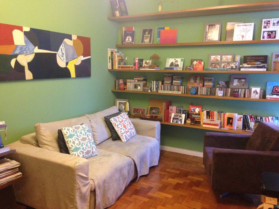 Sala. Sofá retrátil, pode dormir mais uma pessoa.