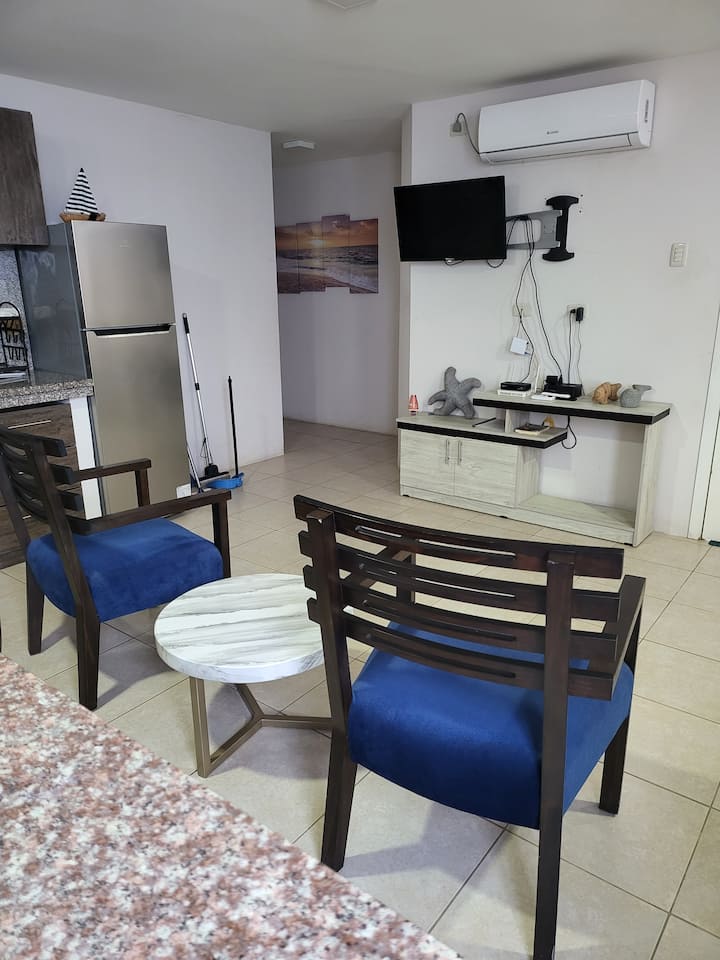 Espacio para descansar, frente  a la televisión, y con vista al Mar.