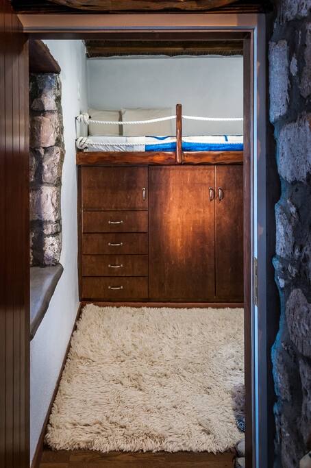 Ergonomical double bed, allowing the closet to be underneath