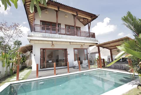 Family friendly villa Canggu - Views +Pool fence!