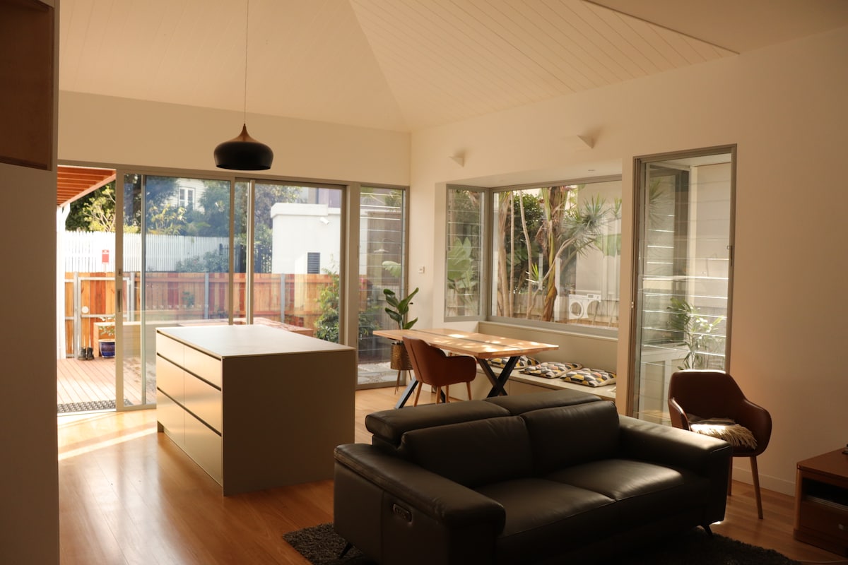 Successful Airbnb property: *spacious 2 bedder, chic reno, walk everywhere* in Newcastle City Council