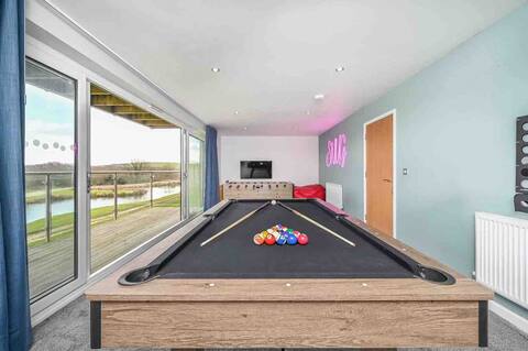 SNUG 6 en-suites, waterviews, Hot Tub, Games Room