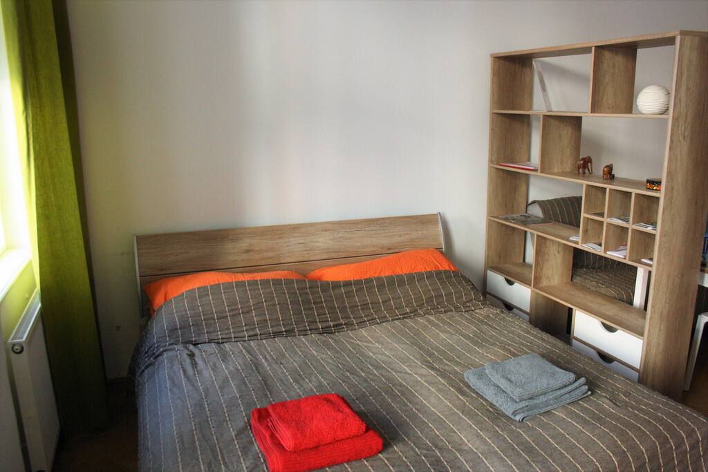King size douuble bed 180cm x 200cm