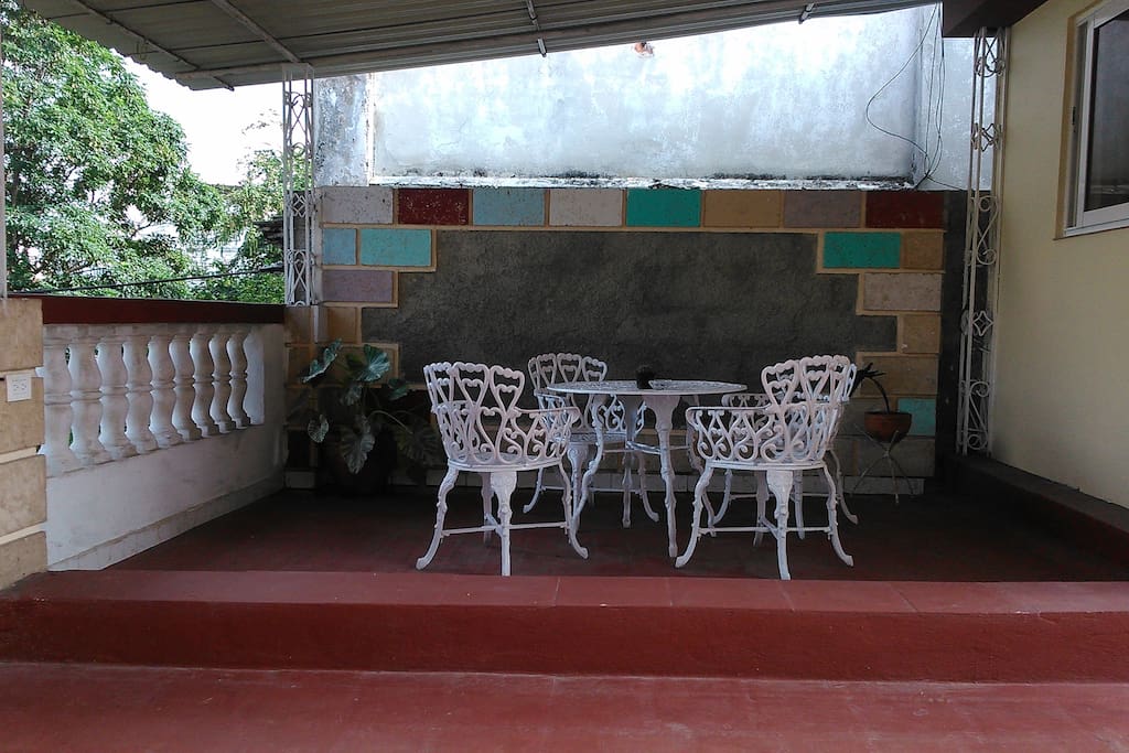 Nueva mesa para la terraza, desde donde usted puede pasar momentos agradables observando la ciudad y tomando aire fresco.