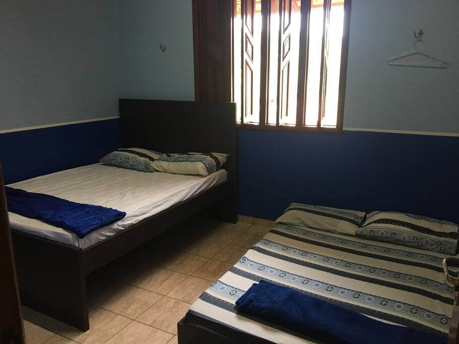 Suite com bi-cama de casal e local p rede