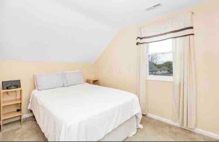 Cama queen en el segundo dormitorio