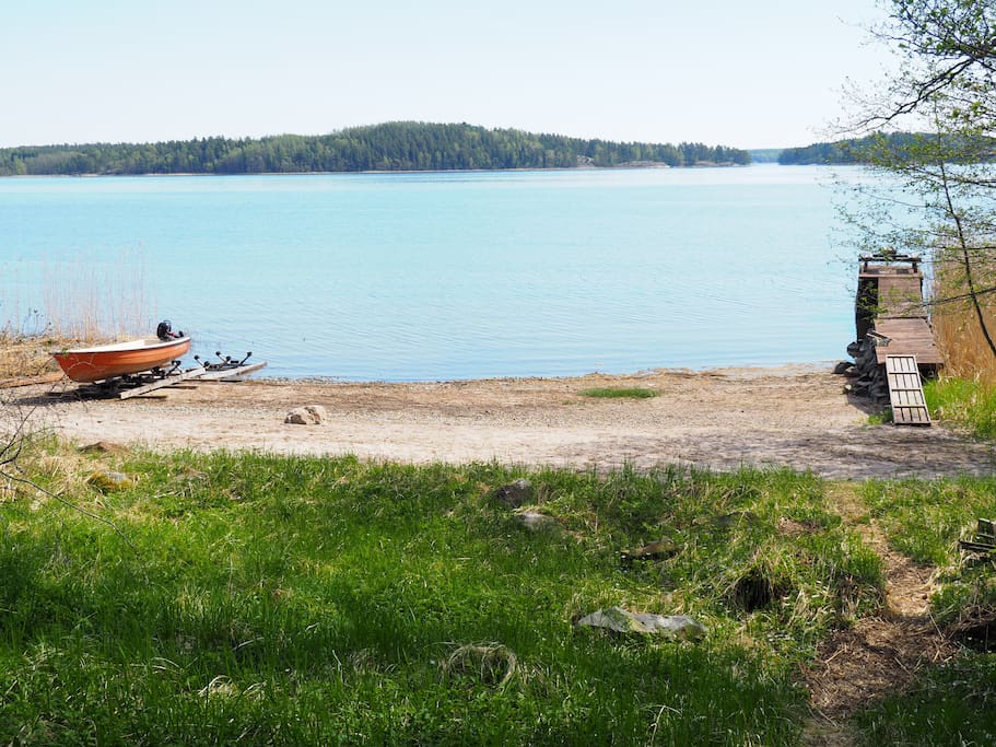Enebo har egen sandstrand med båt och brygga