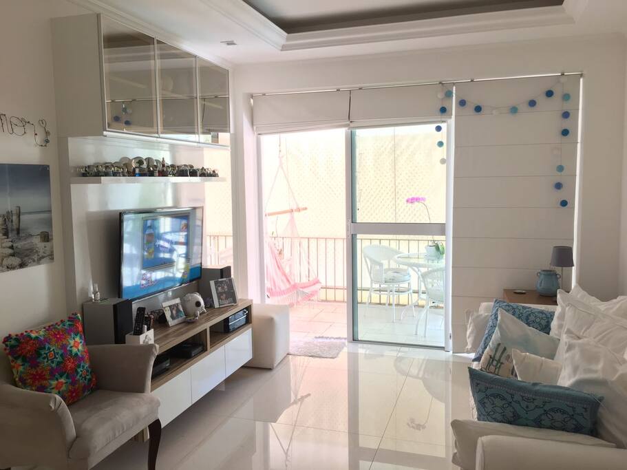 Sala com SmartTV Samsung com suporte basculante, NET HD (pacote telecine), Wi-fi 30 mega.