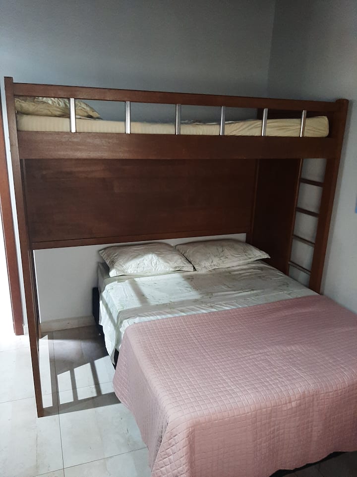 Tretie poschodie: manželská posteľ a jednolôžko.