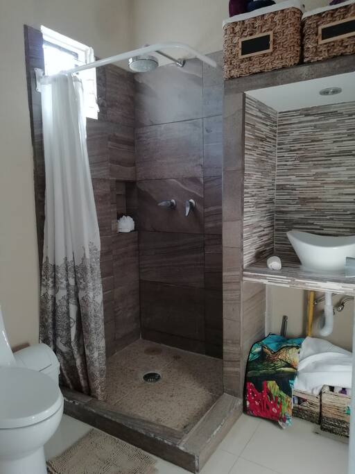 Baño compartido con agua caliente