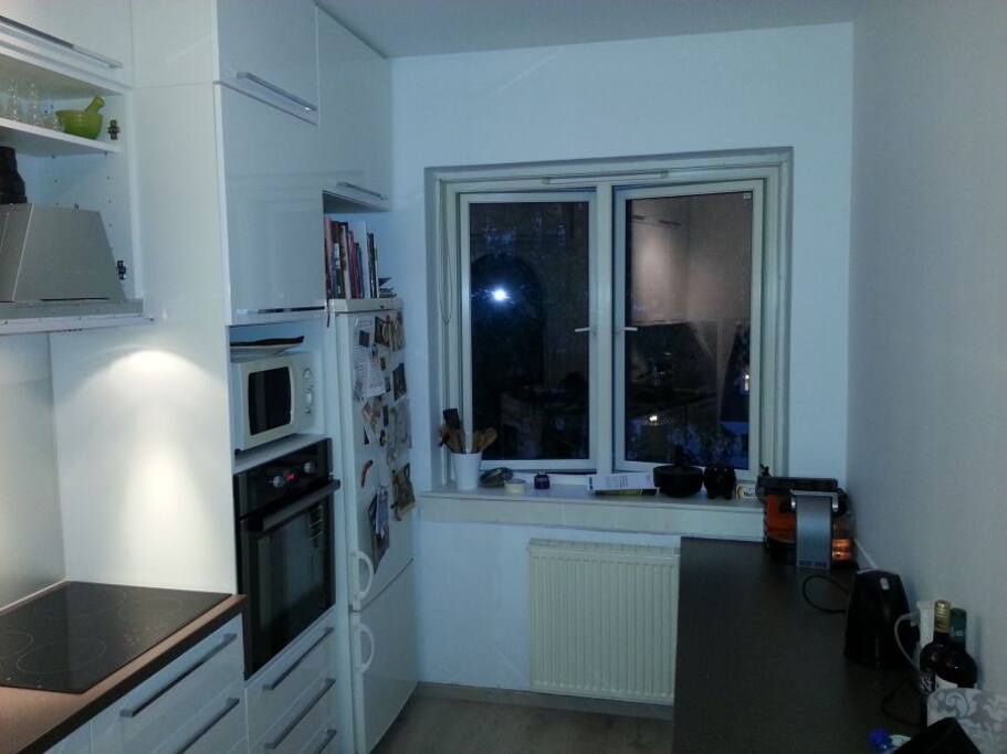 Fully equipped tip top foodie kitchen, sunny in the morning.