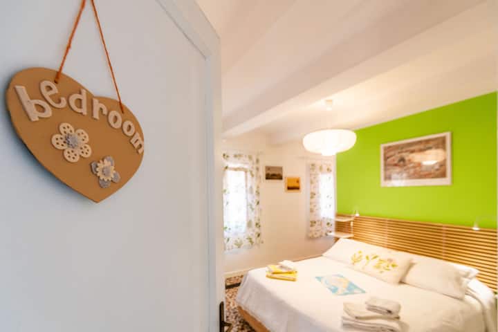 غرفة النوم مع خزانة ملابس/ غرفة نوم مع خزانة ملابس