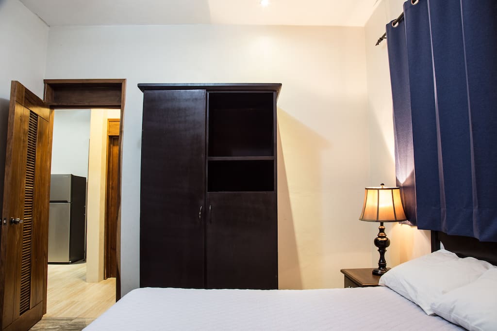 habitación con un pequeño escritorio y armario