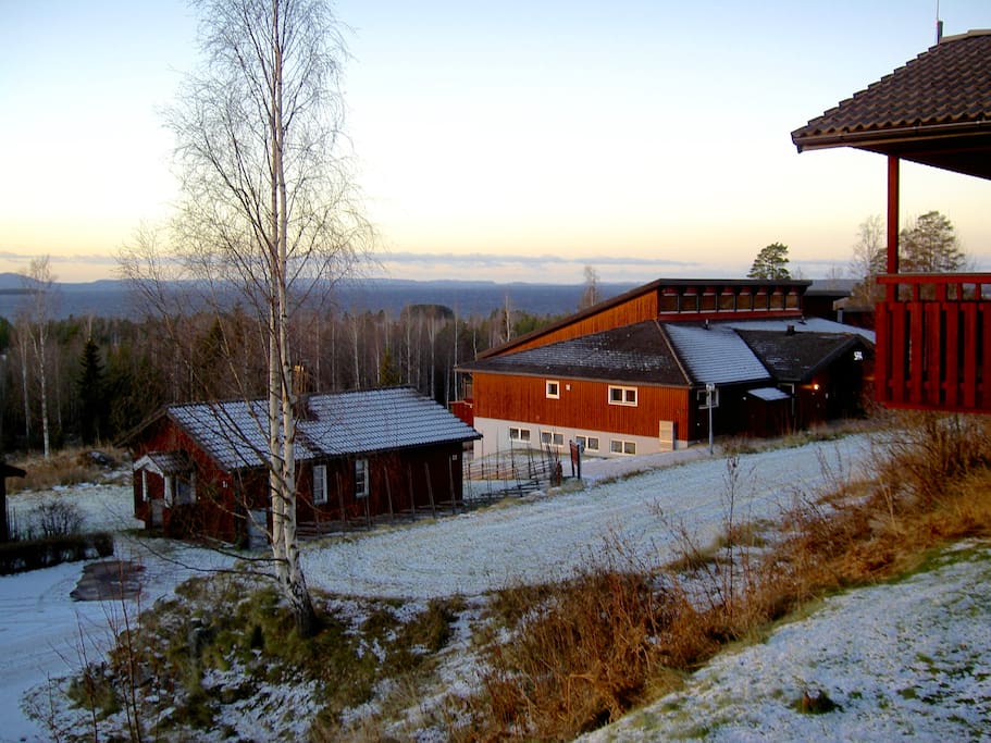 Utsikt från terrassen och Hotell Dalecarlias spa-byggnad