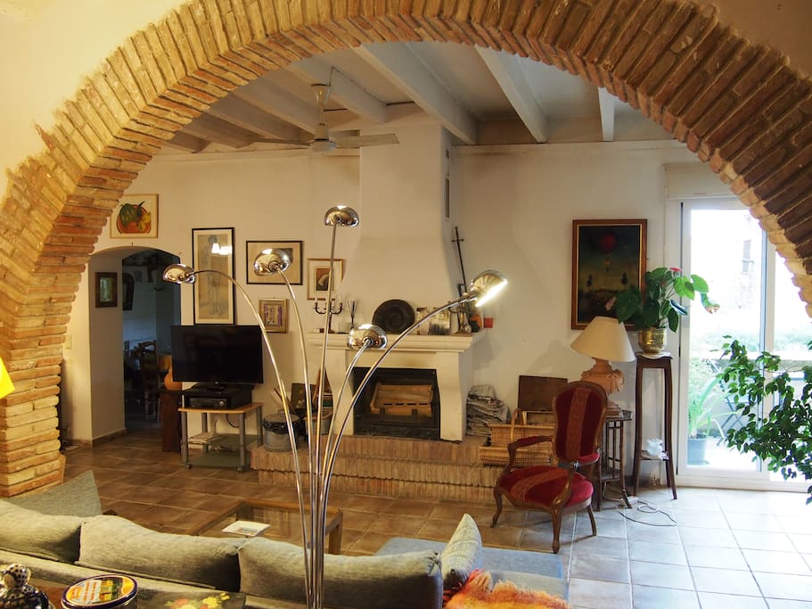 Zona del salón con chimenea.