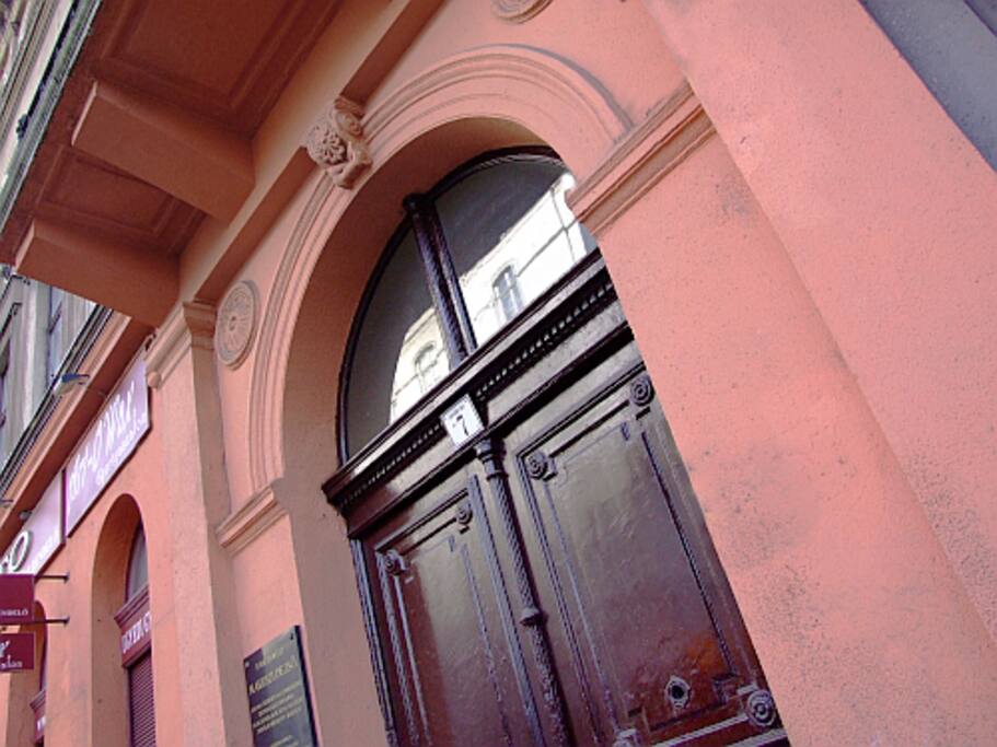 Street view of the entrance. Can be reached from Rottenbiller street.