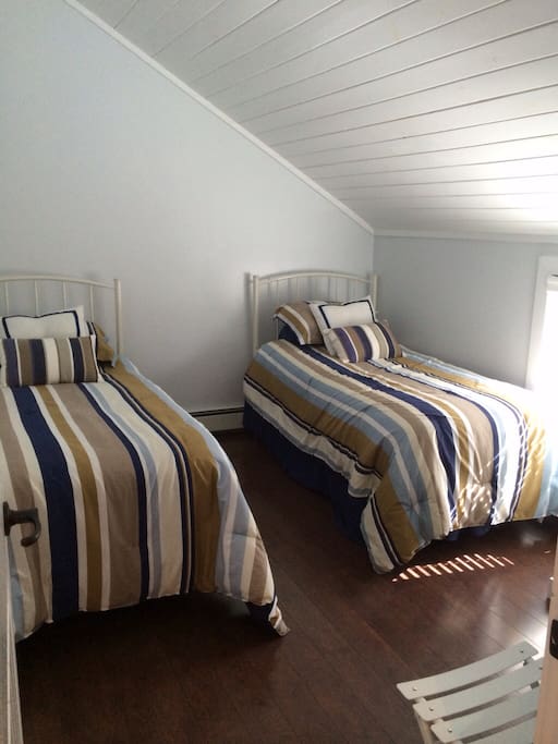Second bedroom with two twin beds