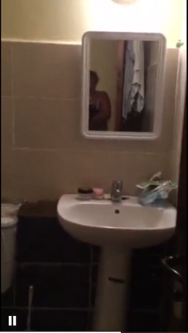 Salle de douche évier et wc