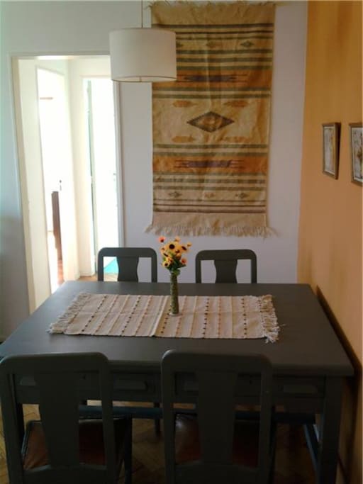 dining area seats 4