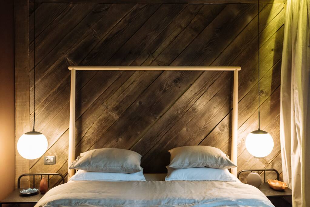Wall to wall old-wood panelling