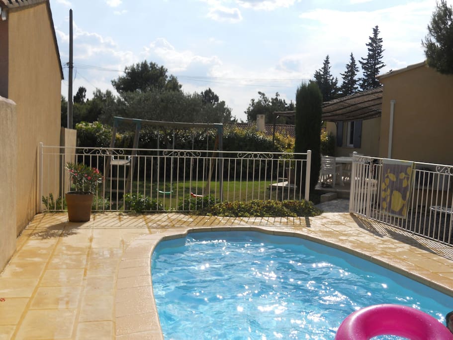 Vue de la piscine sécurisée