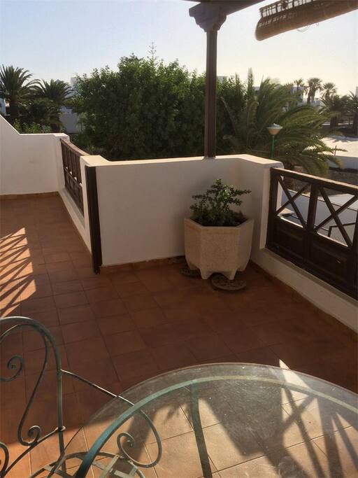 TERRAZA CON SOL, VISTA A JARDINES Y MAR, parte cubierta y parte descubierta