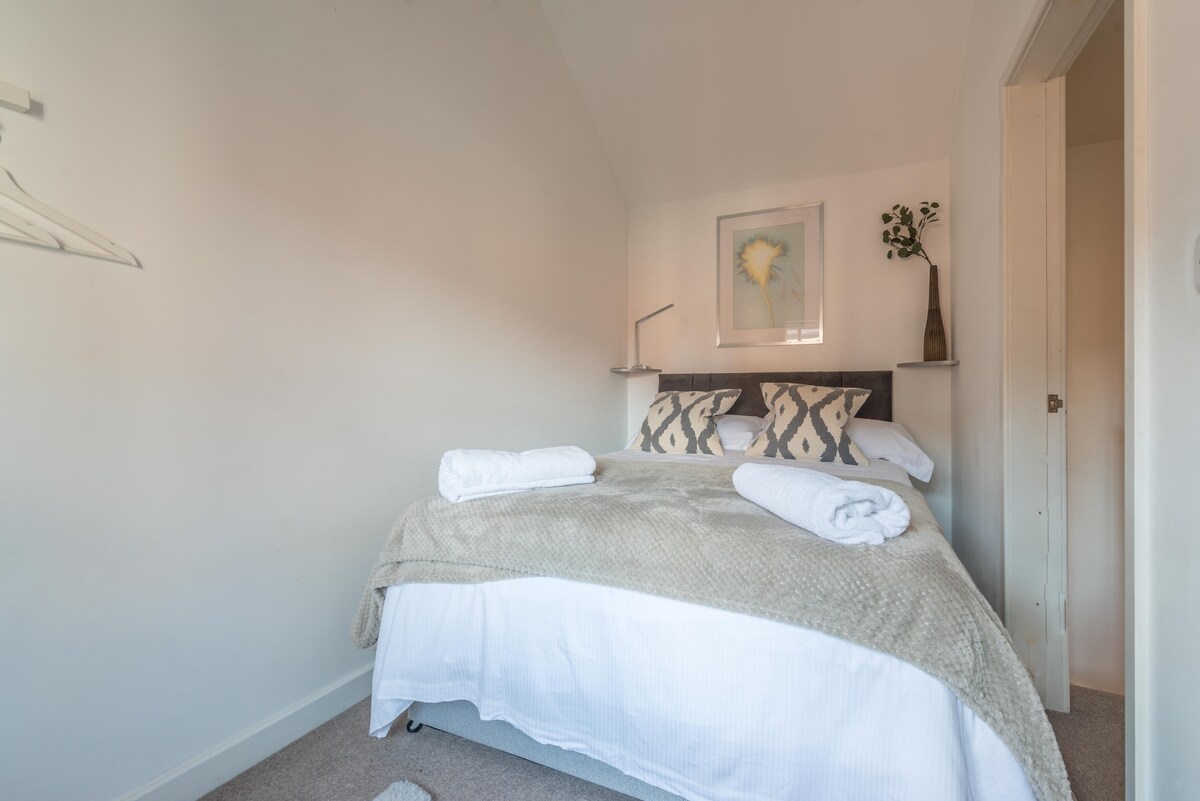 Segundo dormitorio con cama matrimonial, ropa de cama y toallas de calidad incluidas.