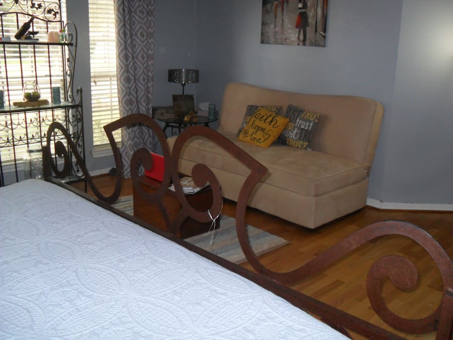 2nd Bedroom with King size bed and futon